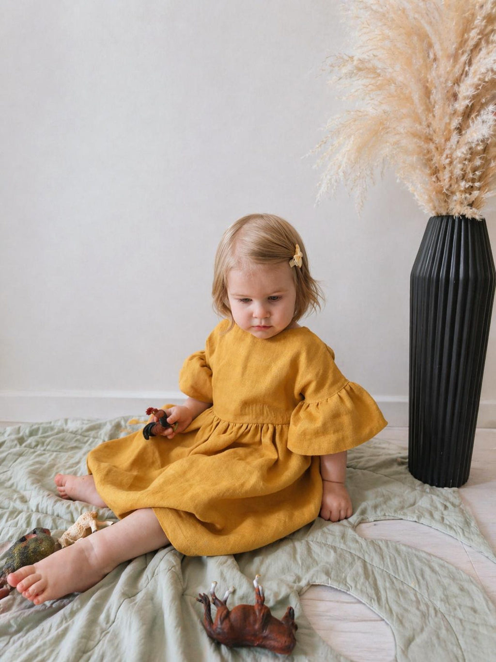Sproutli® Handgefertigtes Baby- & Mädchenkleid aus Leinen mit Puffärmeln und Rüschen